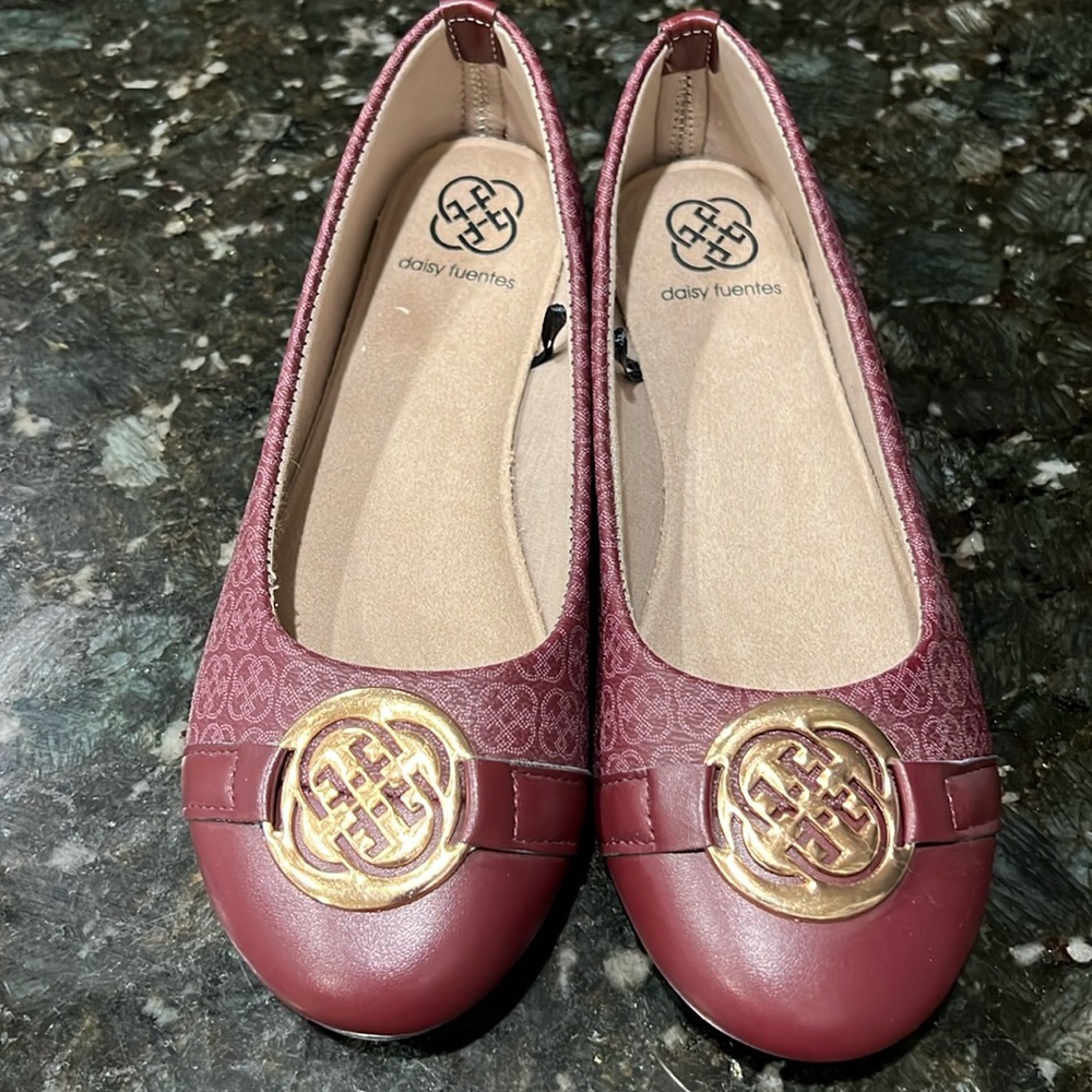 Daisy Fuentes flats - never worn!